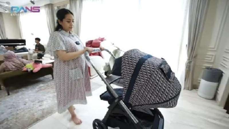 kini-stroller-anak-kedua-nagita-slavina-ratusan-juta-netizen-penasaran-dengan-kelebihannya