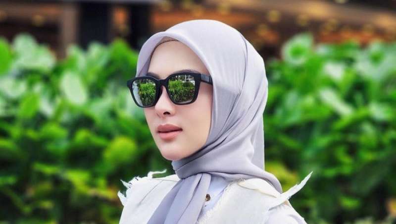 harganya-bikin-syok-gaya-syahrini-pakai-sandal-kembar-dengan-kylie-jenner