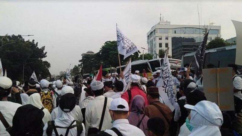 tak-bisa-ke-patung-kuda-massa-reuni-212-kumpul-di-luar-masjid-istiqlal