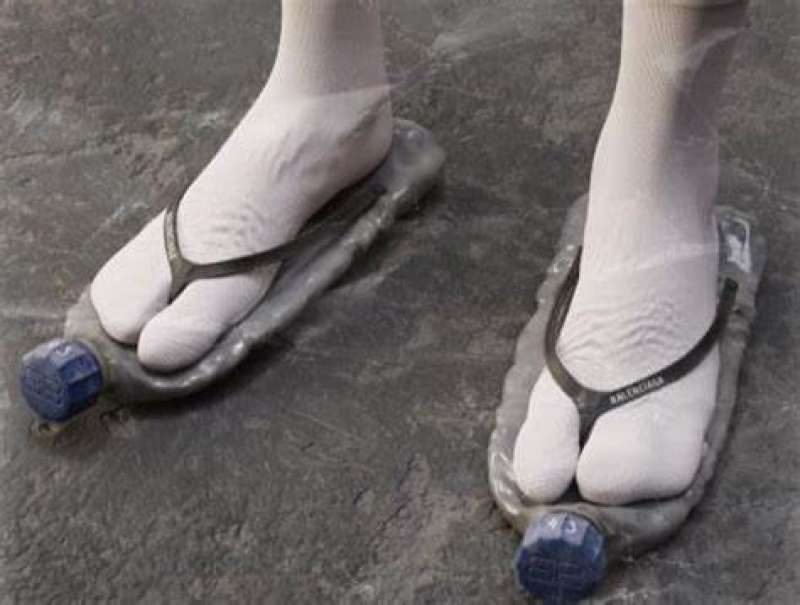 wowwww-seniman-desain-sandal-balenciaga-dari-botol-plastik-bekas-harganya-fantastis