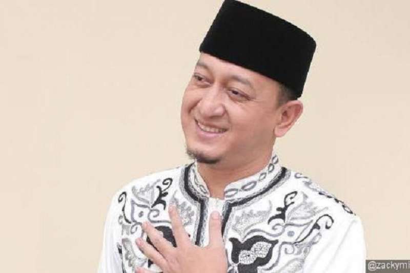 ustadz-zaky-mirza-jatuh-pingsan-saat-menyampaikan-tausiyah-diduga-akibat-kelelahan