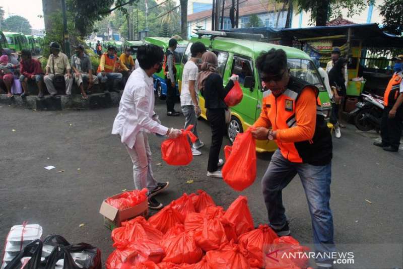 jabar-bergerak-kota-bogor-bantu-sembako-murah-untuk-sopir-angkot