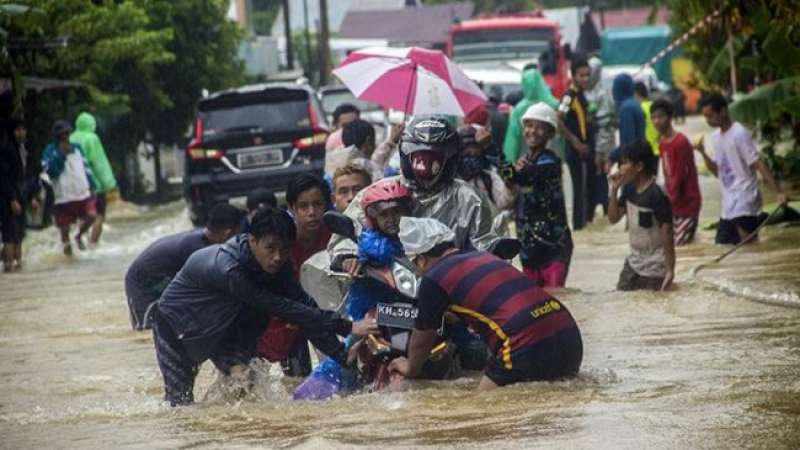 hujan-petir-menguyur-kalsel-ditengah-bencana-banjir