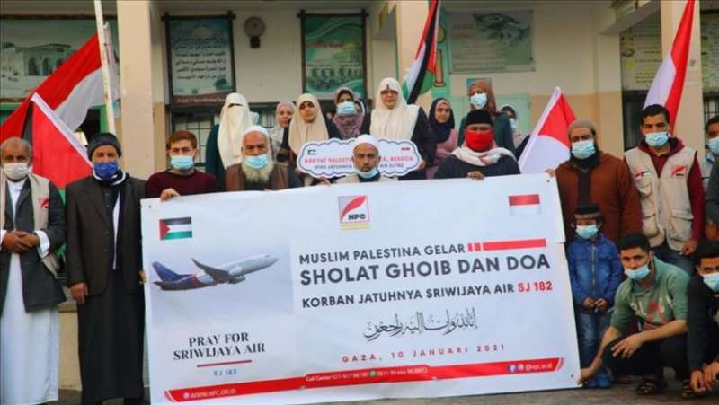 warga-palestina-melaksanakan-sholat-gaib-bagi-korban-sriwijaya-air