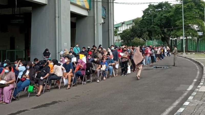 suasana-antrean-vaksin-booster-mengular-di-kota-bekasi