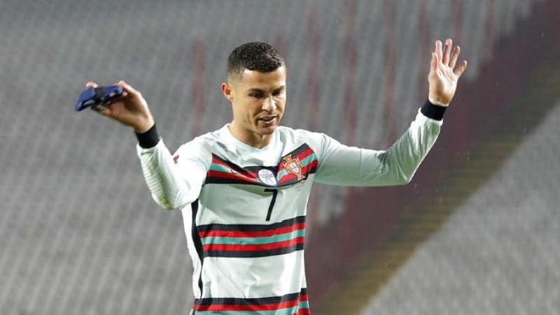 ronaldo-tak-bisa-menahan-emosi-akibat-golnya-dianulir-wasit-ia-banting-ban-kapten