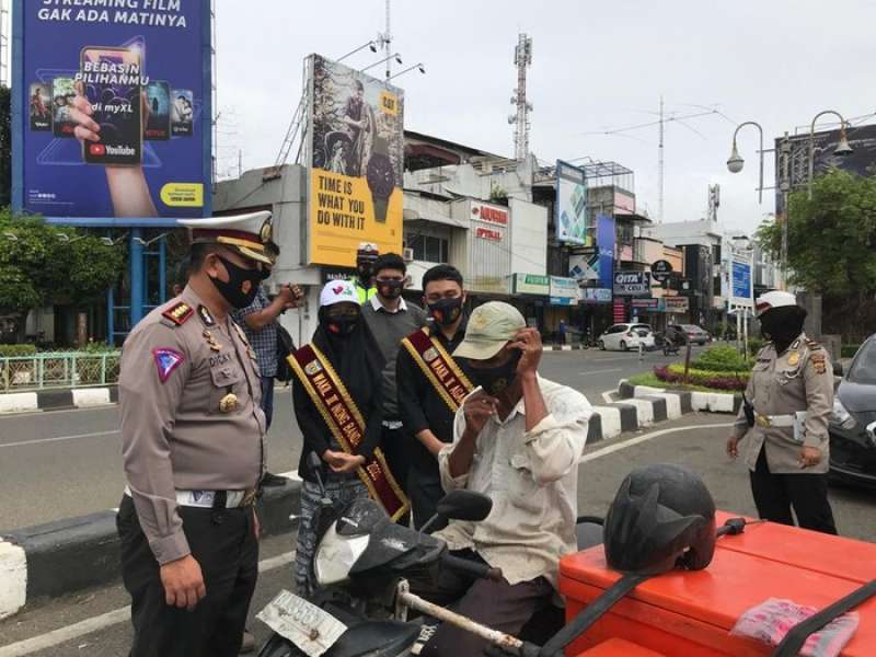 tingkatkan-kesadaran-warga-pakai-masker-polisi-aceh-gandeng-duta-wisata