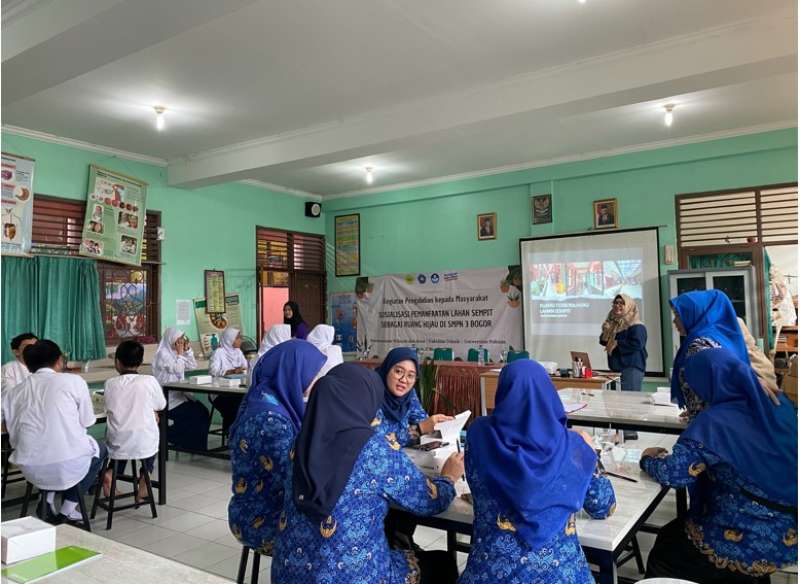 hanging-garden-solusi-pemanfaatan-lahan-sempit-sebagai-ruang-hijau-di-smpn-3-bogor