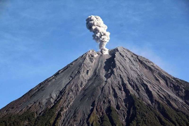 gunung-semeru-meletus-warga-sekitar-berusaha-menyelamatkan-diri