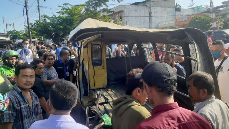 kronologi-sopir-angkot-di-medan-ugal-ugalan-hingga-tertabrak-kereta-api-minum-tuak-satu-teko