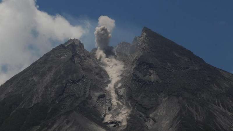 gunung-merapi-kembali-mengeluarkan-guguran-awan-panas