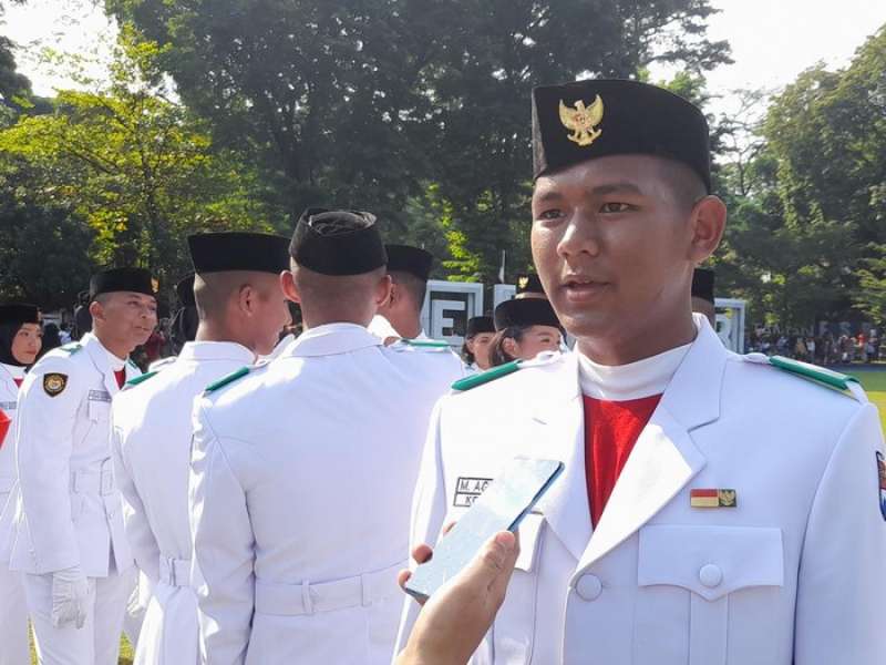 bahagianya-agung-penjual-es-doger-yang-lolos-jadi-paskibra-kota-bogor