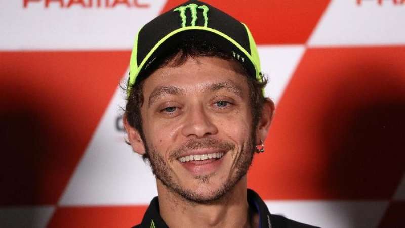 valentino-rossi-tepis-rumor-mau-pensiun-di-motogp-2021