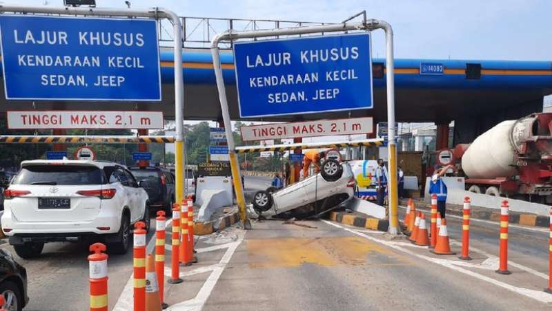 ini-bahayanya-ngantuk-tapi-maksa-nyetir-mobil-terbalik-di-gerbang-tol