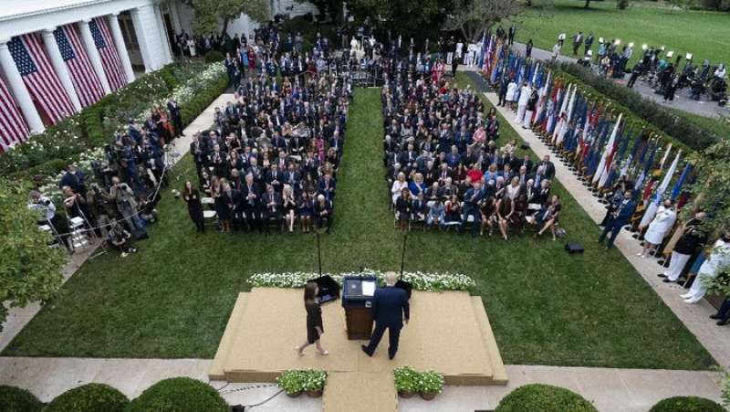 termasuk-trump-7-orang-terinfeksi-corona-usai-hadiri-acara-gedung-putih