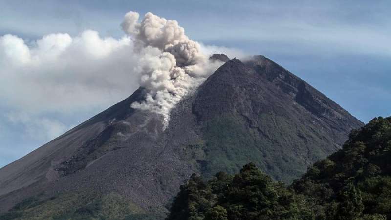 gunung-merapi-mengalami-erupsi-sebanyak-3x-dan-meluncurkan-awan-panas-sejauh-3-km