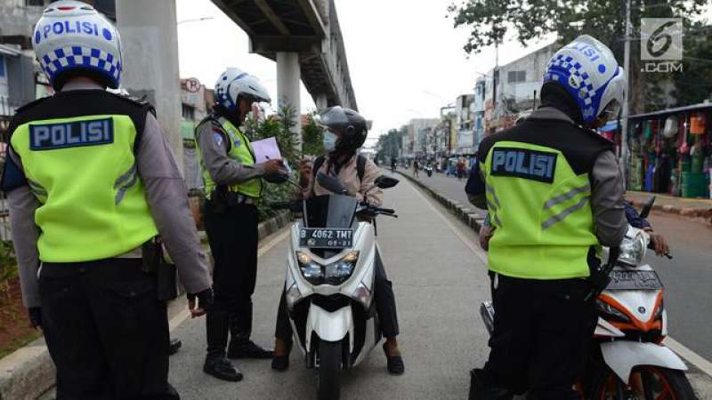 helm-aparat-kepolisian-akan-dilengkapi-kamera-untuk-mengawasi-pelanggaran-lalu-lintas