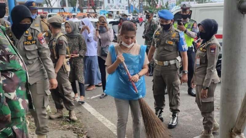 terjaring-operasi-yustisi-warga-tak-bermasker-di-padang-dihukum-nyapu-jalan