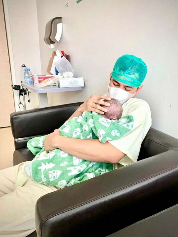 adik-rafathar-sudah-lahir-raffi-tambah-lagi-jagoan-papa