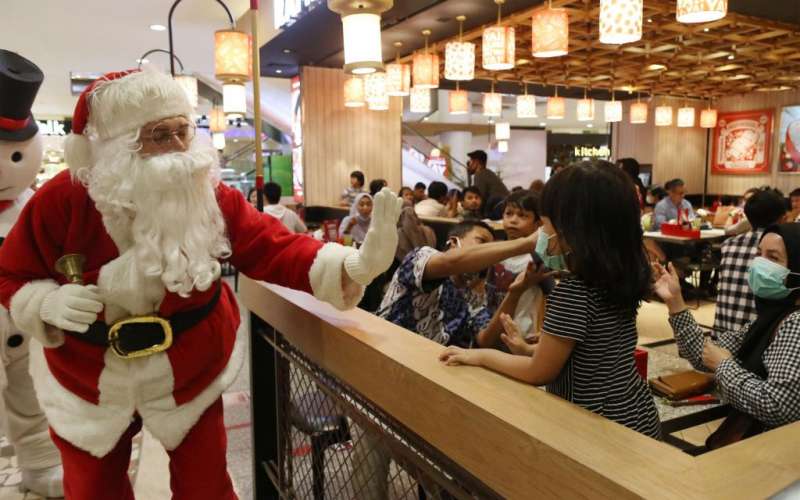 ada-santa-claus-di-mal-boxies-pengunjung-anak-anak-dapat-surprise