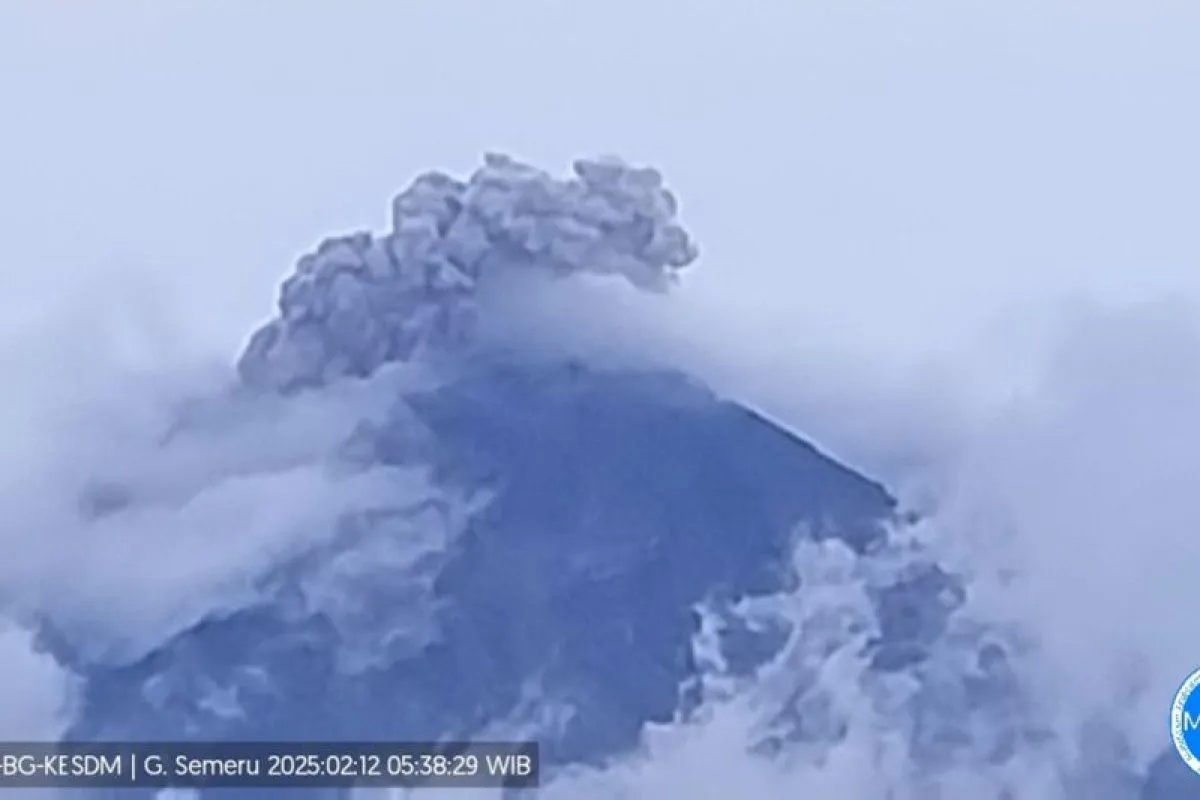 gunung-semeru-erupsi-enam-kali-aktivitas-warga-tetap-normal