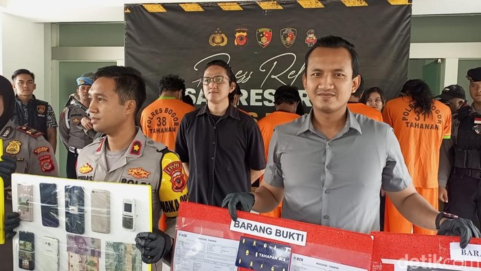 polres-bogor-bekuk-3-wanita-promotor-judi-online-dan-5-pria-pemain-togel