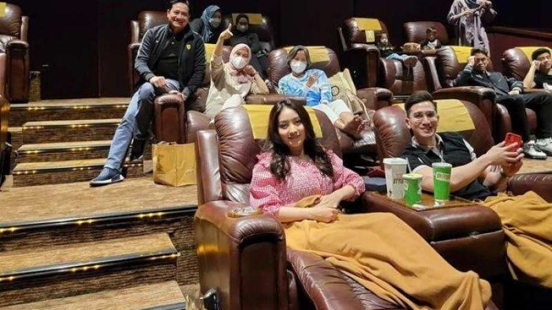 kejutan-ulang-tahun-lagi-natasha-wilona-dan-verrell-bramasta-kini-nonton-film-bareng