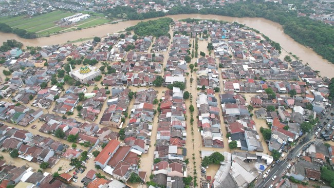 banjir-bekasi-rendam-ribuan-rumah-warga-terdampak-mulai-mengungsi