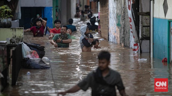 banjir-jakarta-meluas-38-rt-terendam-akibat-luapan-kali-ciliwung