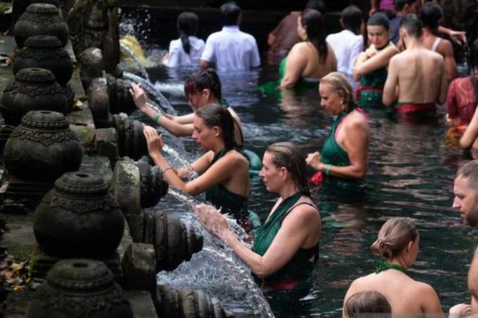 menyucikan-diri-dengan-ritual-melukat-di-pura-tirta-empul-pada-hari-banyu-pinaruh