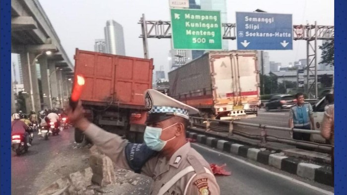 truk-sampah-tabrak-separator-transj-di-gatot-subroto-arah-kuningan-lalin-tersendat