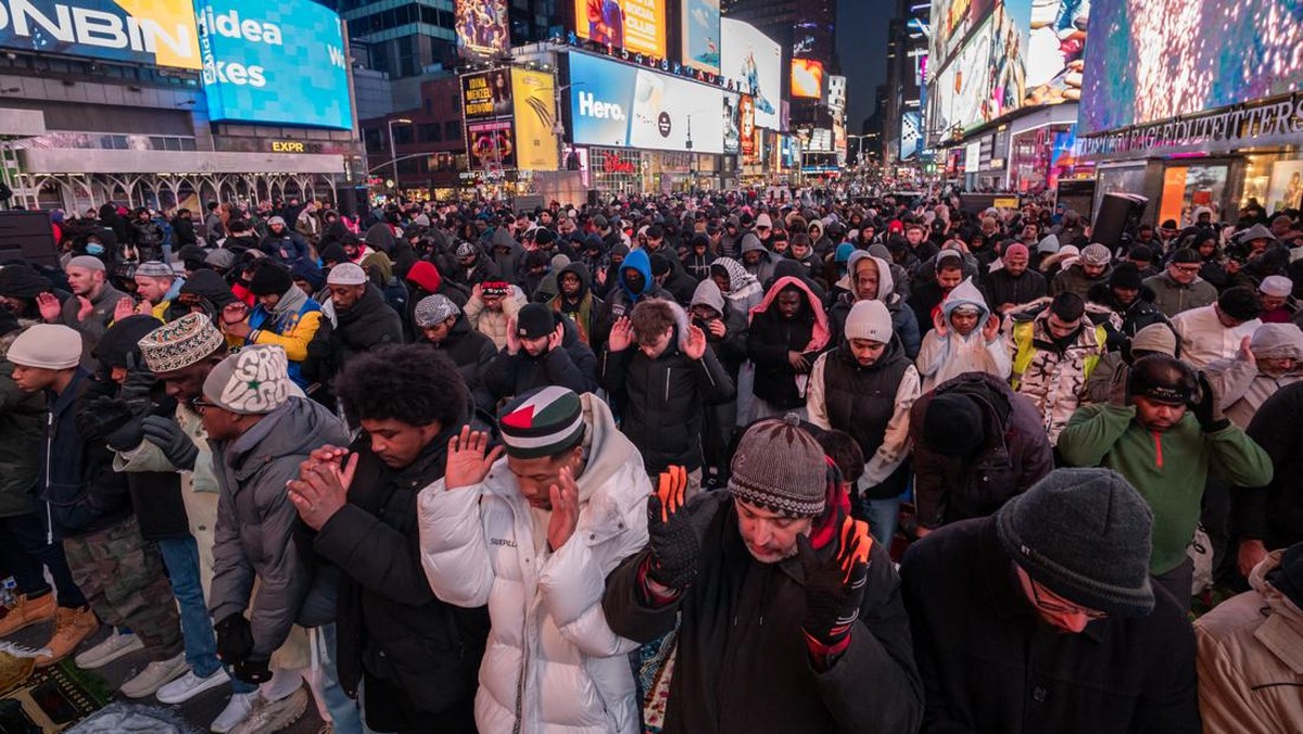 momen-bersejarah-ribuan-muslim-amerika-gelar-salat-tarawih-di-times-square-new-york