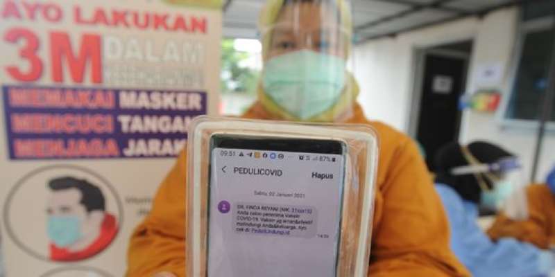 cek-hp-pemerintah-kirim-undangan-vaksin-massal-melalui-sms