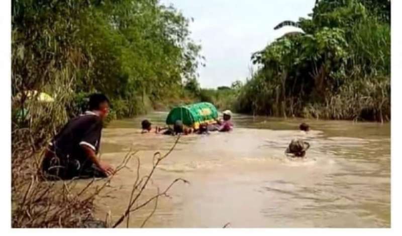 viral-warga-bawa-keranda-jenazah-terabas-derasnya-arus-sungai-di-gresik