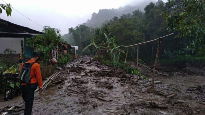 sungai-cidurian-kembali-meluap-satu-rumah-terbawa-arus