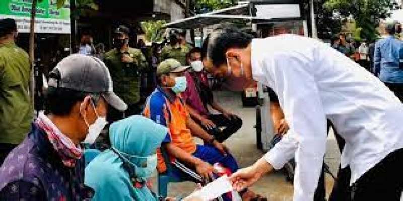 jokowi-bagi-bagi-bantuan-tunai-ke-pkl-dan-pedagang-pasar-gemolong-sragen