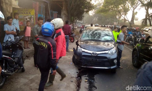 Mobil Lawan Arah Sebabkan 6 Kendaraan Tabrakan di Cianjur