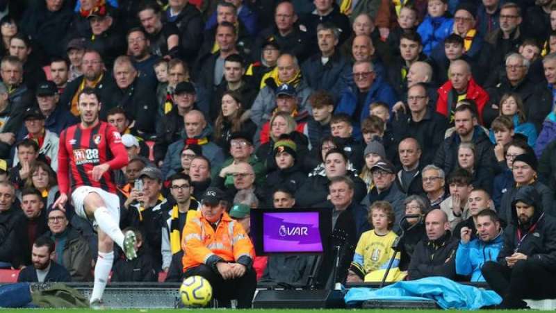 fifa-desak-wasit-lebih-aktif-gunakan-monitor-di-tepi-lapangan