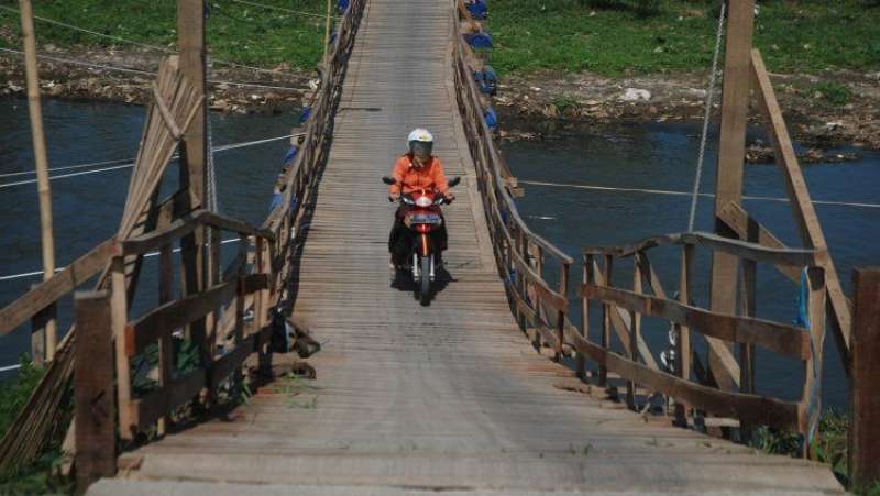 jembatan-cihampelas-batujajar-putus-pemotor-terperosok-ke-citarum