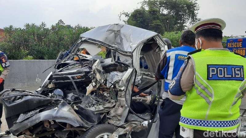 travel-gelap-tabrak-truk-di-tol-cipularang-satu-orang-tewas