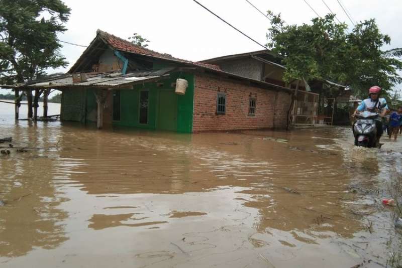 banjir-menimpa-puluhan-rumah-warga-pangasinan-karawang