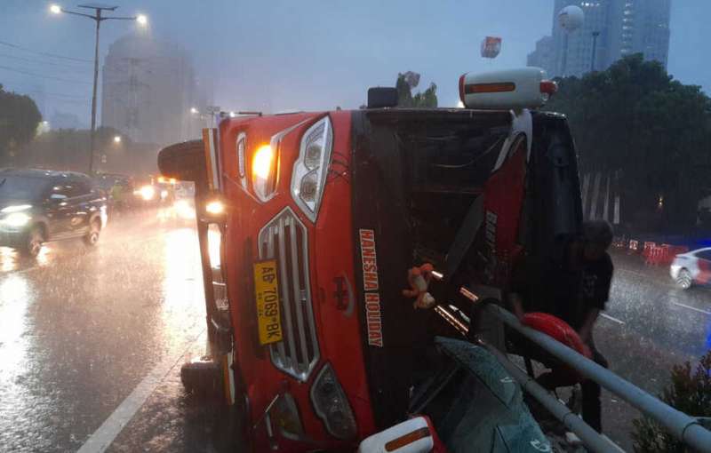 penyebab-bus-terbalik-di-tol-dalam-kota