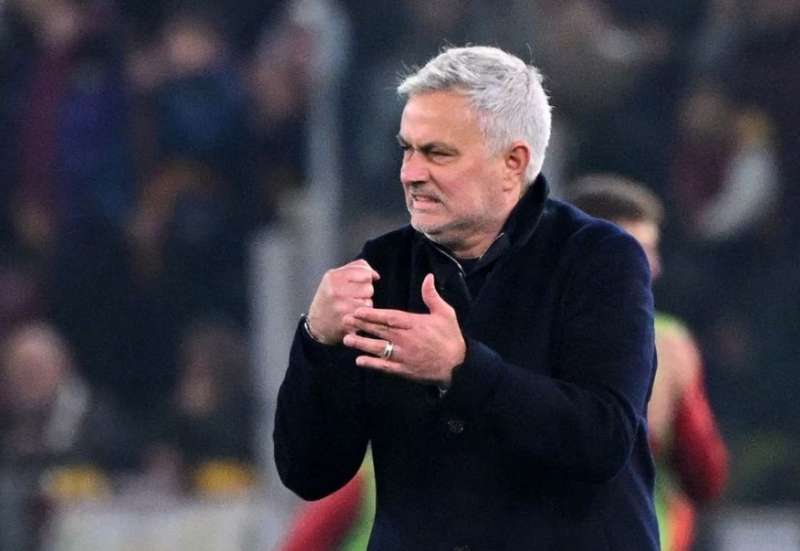 mourinho-pelatih-as-roma-menuduh-wasit-keempat-memprovokasinya-dapat-kartu-merah-saat-melawan-cremonese