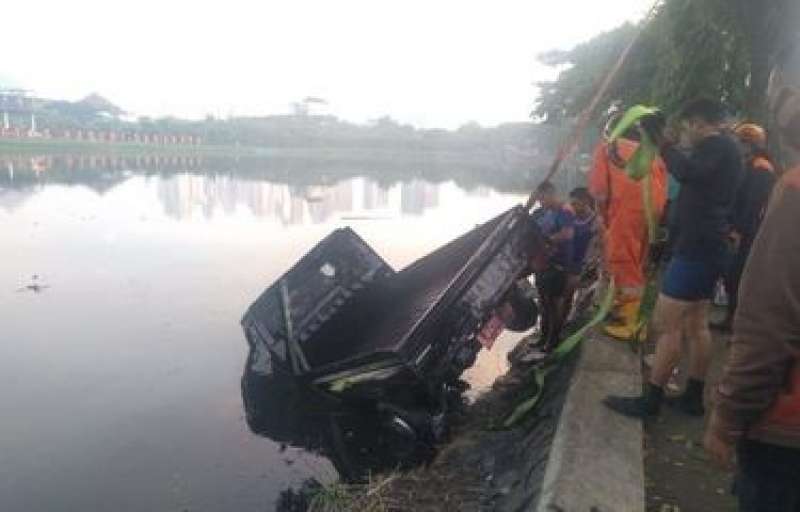 kronologi-mobil-pick-up-terjun-ke-danau-unesa-hingga-telan-1-korban-jiwa-bermula-hindari-barier