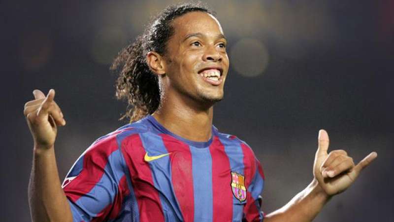 kalah-dari-real-madrid-pada-ajang-el-classico-legend-ronaldinho-tetap-jadi-pusat-perhatian-atas-aksi-aksinya-di-lapangan