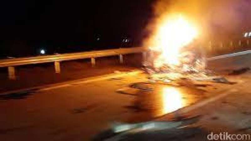 mobil-ludes-terbakar-di-tol-boyolali-bagaimana-kondisi-penumpang-nya