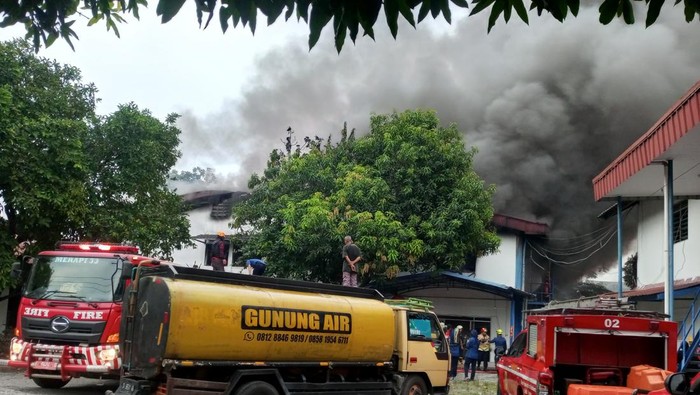 kebakaran-pabrik-di-cibinong-bogor-berhasil-dipadamkan-penyebab-masih-misteri