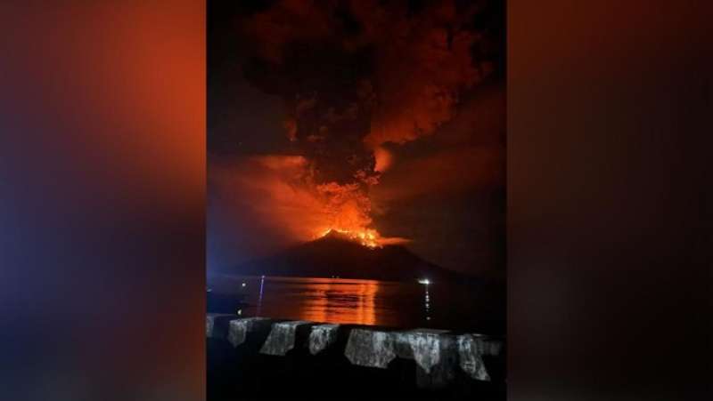 gunung-ruang-menggegerkan-statusnya-naik-ke-level-awas-akibat-potensi-tsunami-dari-erupsi-besar