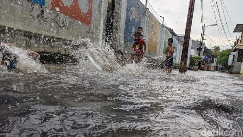 sungai-ciliwung-meluap-akibat-hujan-34-rt-di-jakarta-tergenang