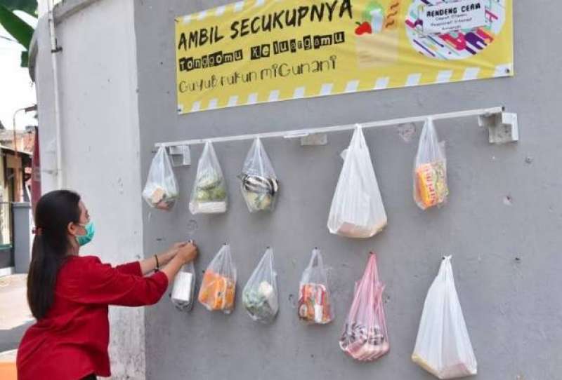 terekam-cctv-begini-aksi-curang-warga-curi-cantolan-sedekah-sembako-di-kudus